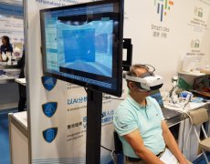 一商穿戴着下肢外骨骼机械人